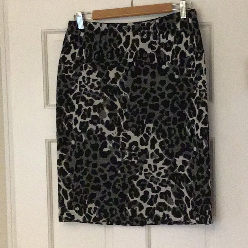 Studio Point skirt leopard print back kick pleat